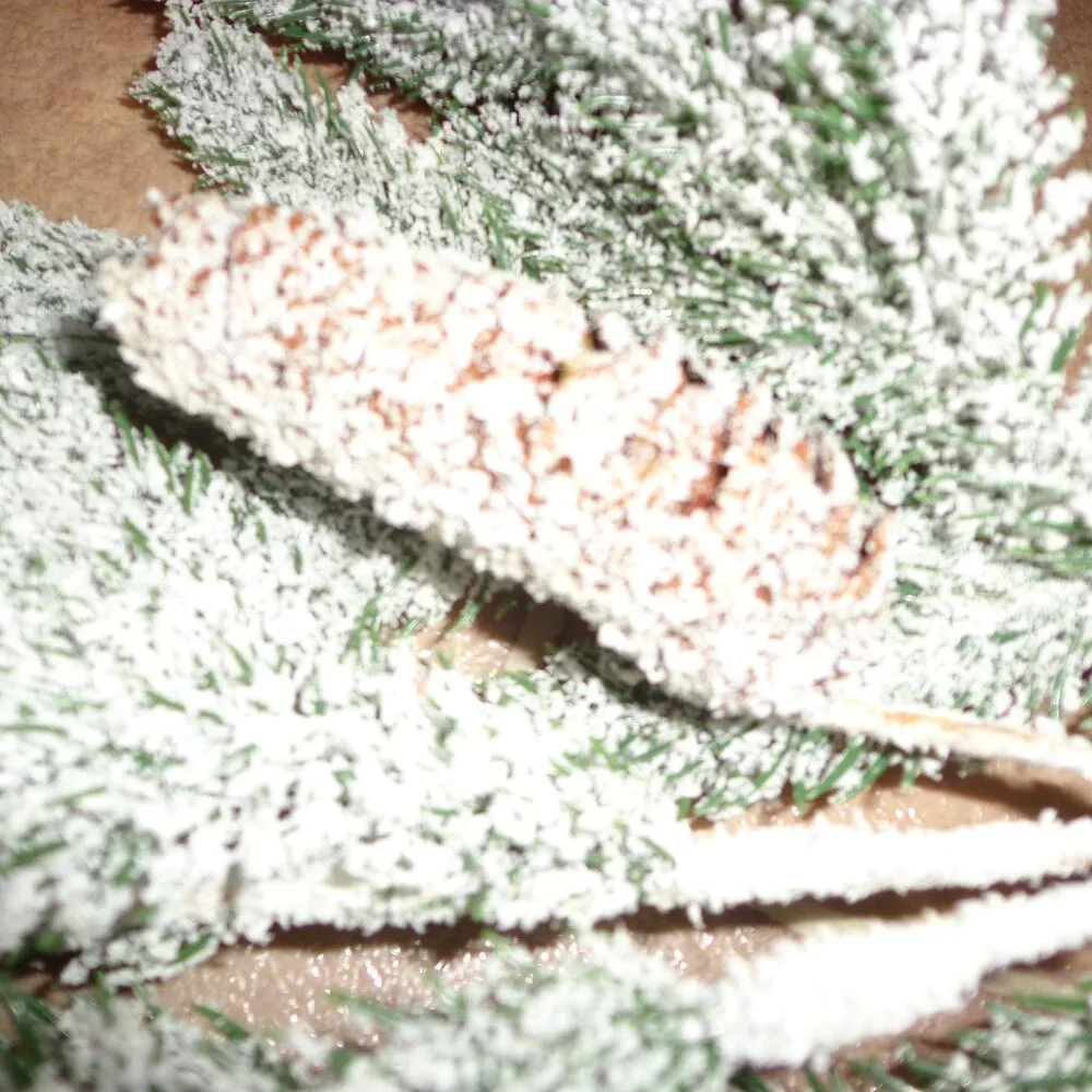 NWOT Faux Snow Greenery Pine Bow 28